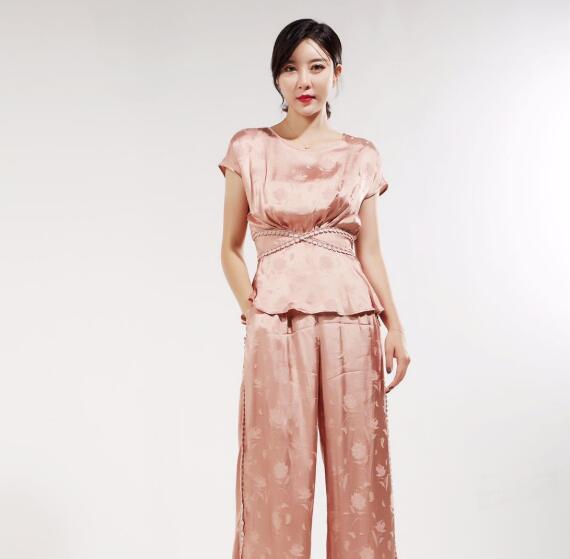 轻奢女装批发机构解读中年女性如何选购女装 轻奢女装批发机构解读中年女性如何选购女装