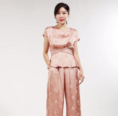 广州女装加盟公司介绍:夏季女士服装搭配小技巧 广州女装加盟公司介绍:夏季女士服装搭配小技巧