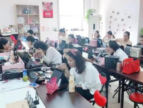 初学者选择上海美容化妆培训学校应当注意哪些问题 初学者选择上海美容化妆培训学校应当注意哪些问题