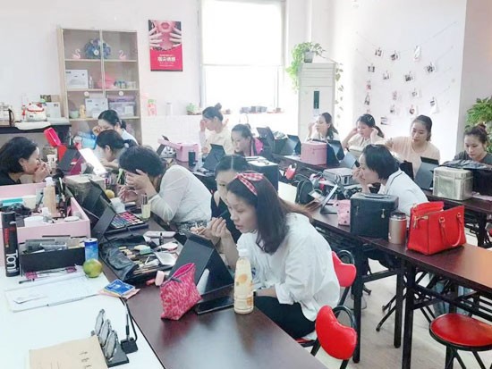 上海美容化妆培训学校.jpg 上海美容化妆培训学校.jpg